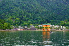 フェリーからみた厳島神社の鳥居