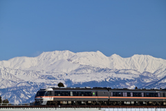 雄山を背に