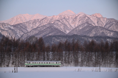 芦別岳と回送列車
