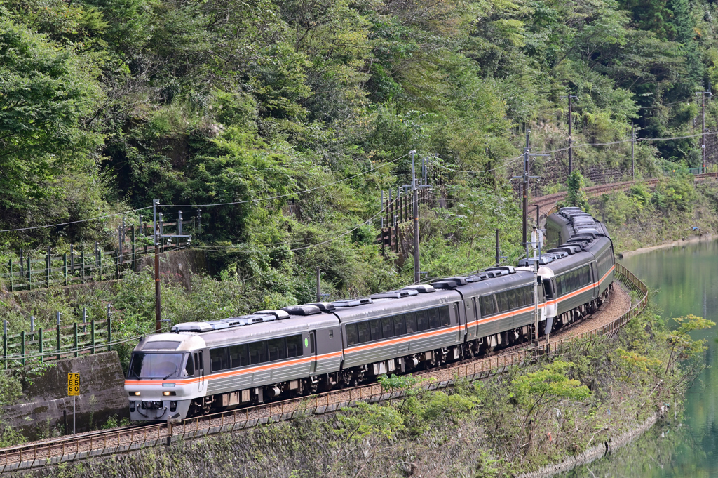 飛騨川沿いを。