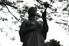 森のブロンズ像