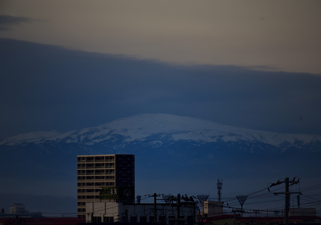 空に浮かぶ月山