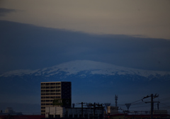 空に浮かぶ月山