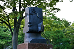 山形美術館前のオブジェ