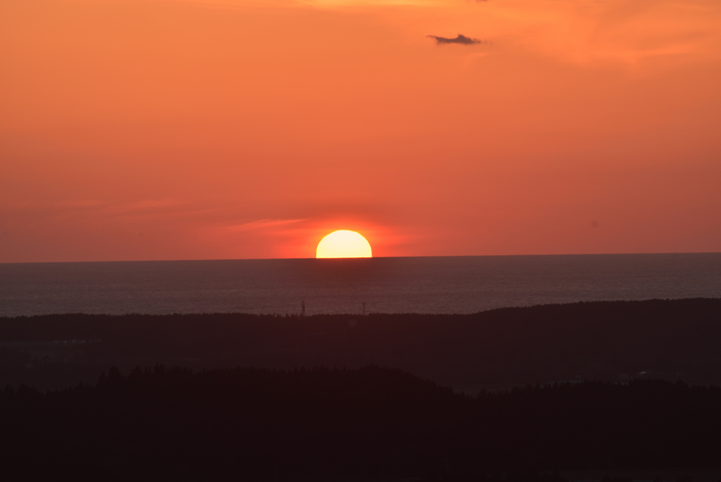 日没を鳥海山よりみる