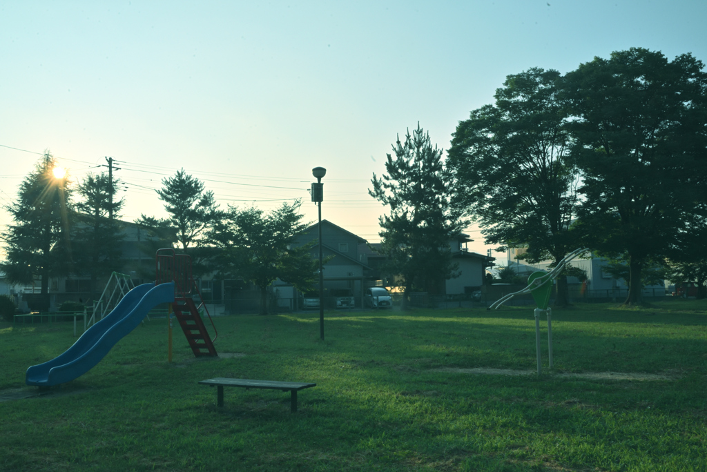 早朝の遊具