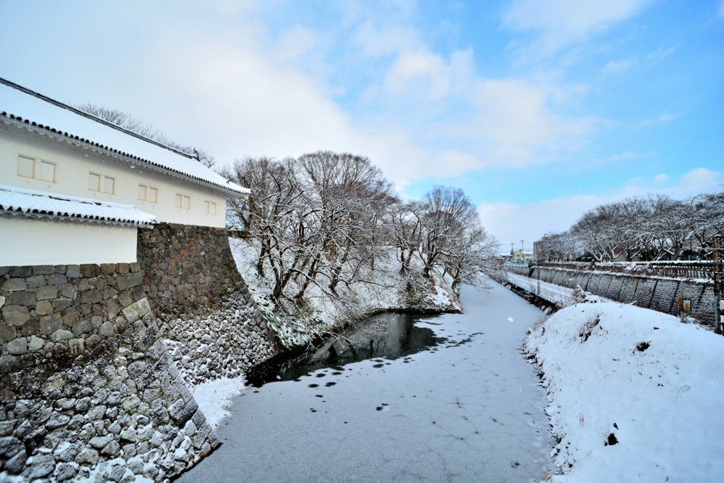 厳寒の霞が城の朝