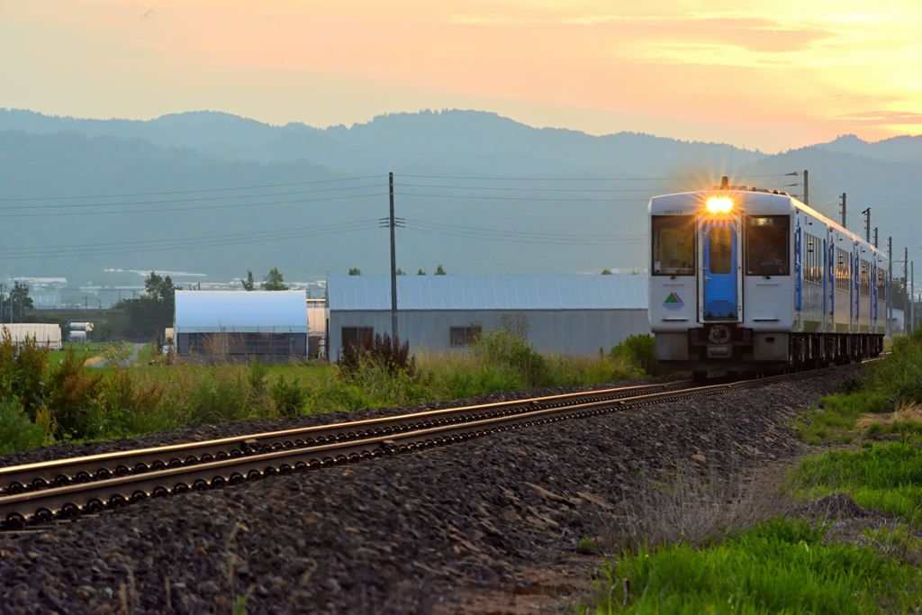 夕日に染まる線路を走る。