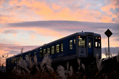 冷たい朝明けの街に鳴り響きく　ガタンゴトン