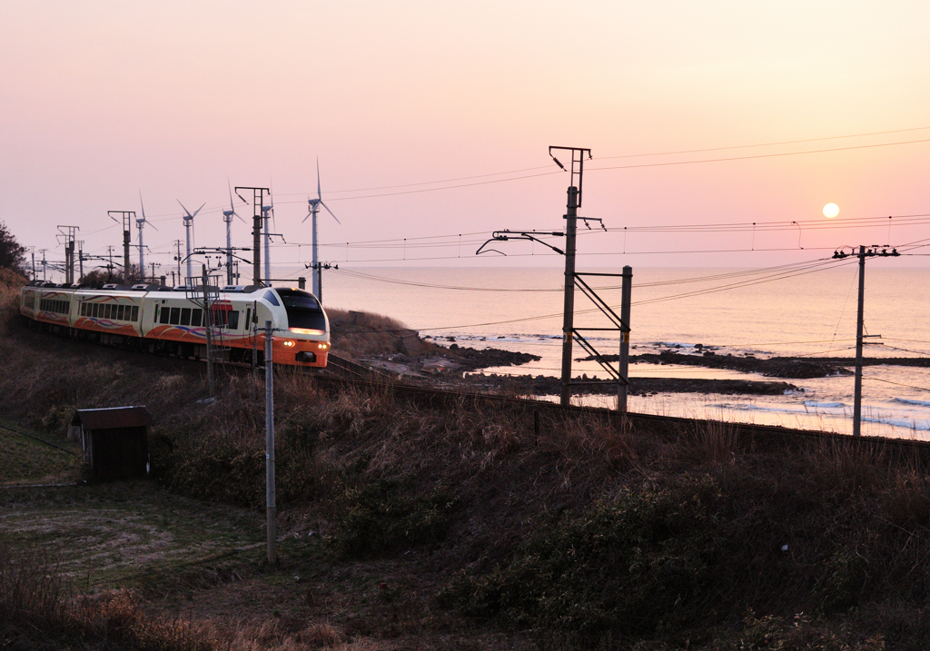 2023-3-11 電車と夕日と日本海