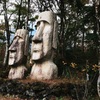 高原のモアイ像　後ろに富士山