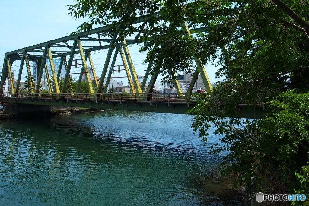 巴川と緑の鉄橋