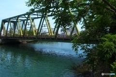 巴川と緑の鉄橋