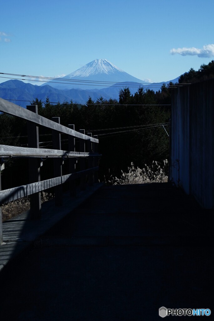 山梨県の蕎麦屋横からの富士山