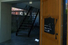 誘う