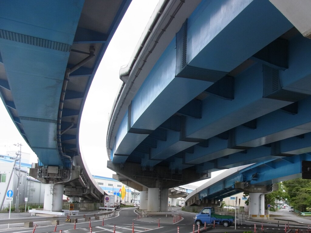 高架下の青