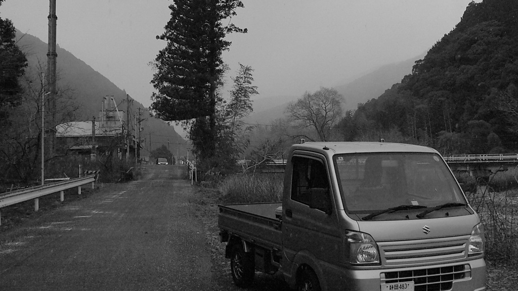 古いデジカメを持って