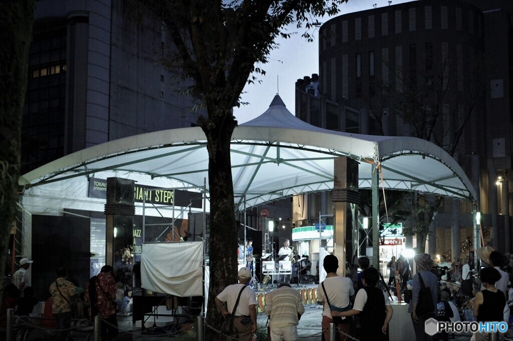 昼飲みの帰り道サックスの音に足が止まる