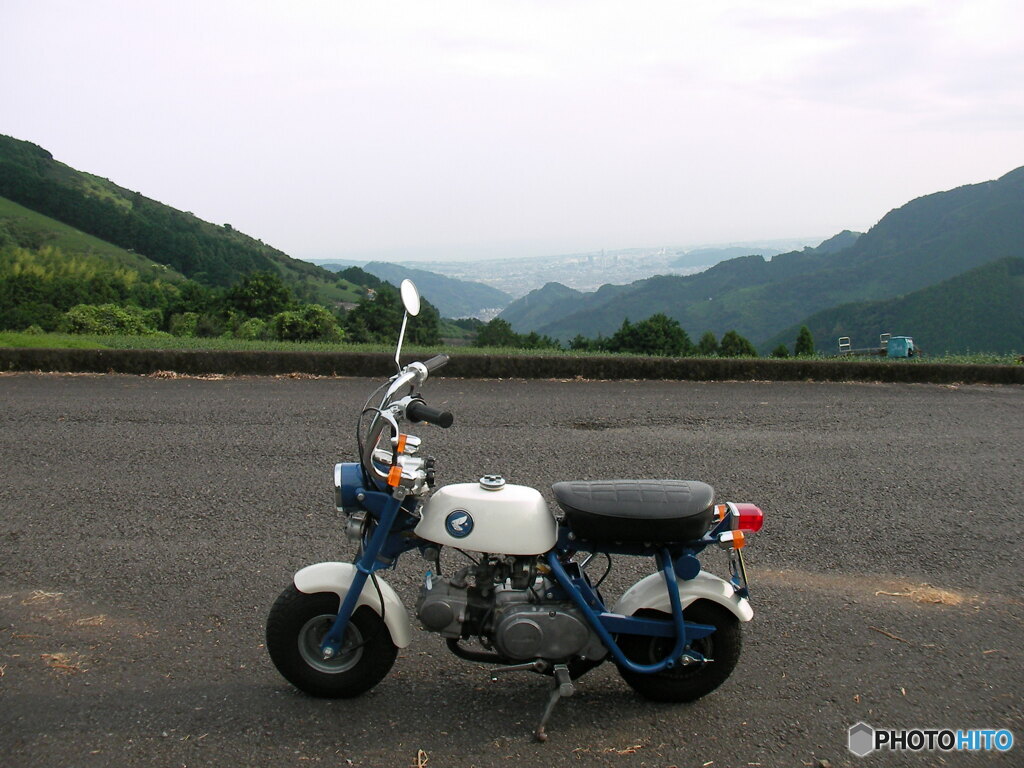 小さなタイヤとタンクで山越え　モンキーZ50M改