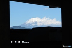 倉庫内から見た富士山