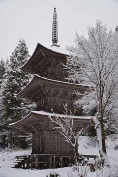 雪の三重の塔　法用寺