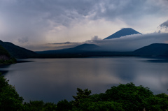 本栖湖より富士山を望む