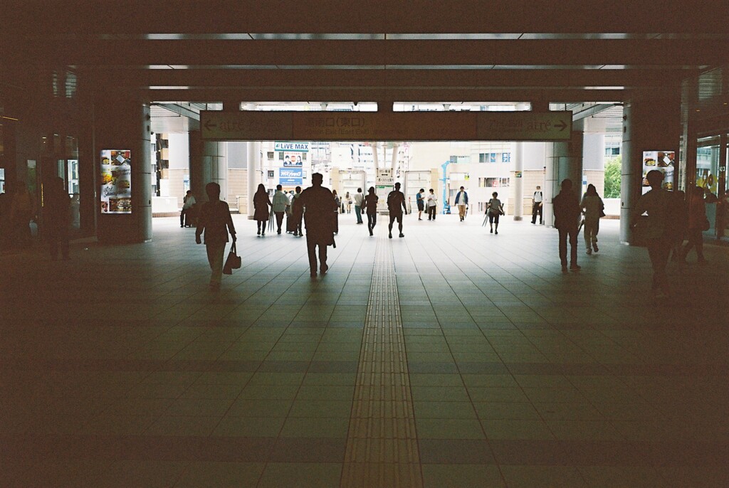 駅のコンコース・黒