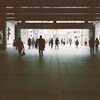 駅のコンコース・黒