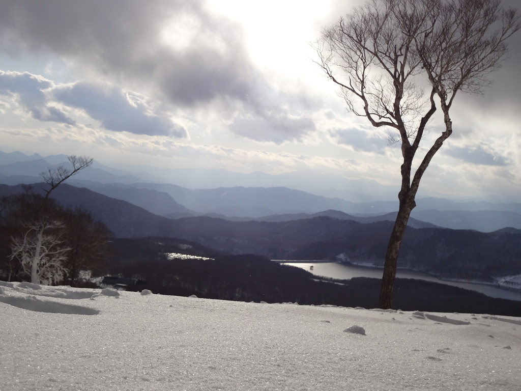 玉原湖に陽が差して
