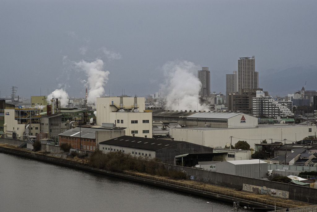 立ち上る工場の水蒸気