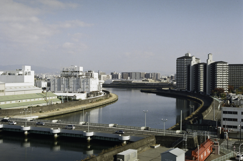 マンションから左門渡川の北西を臨む