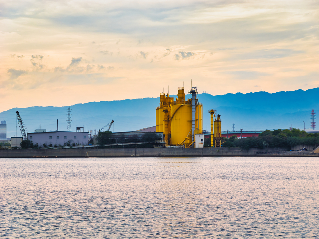夕陽に輝くイエローサイロ