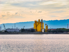 夕陽に輝くイエローサイロ