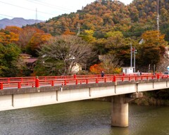 欄干も染まって