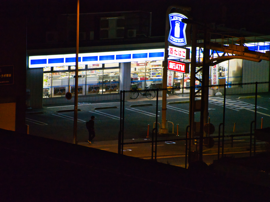 夜のコンビニ