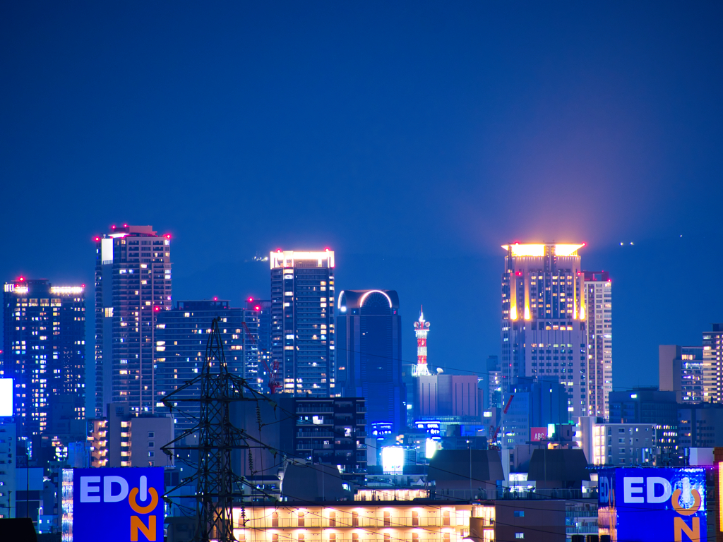 夜の高層ビル群