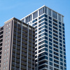 寄り添って建つ