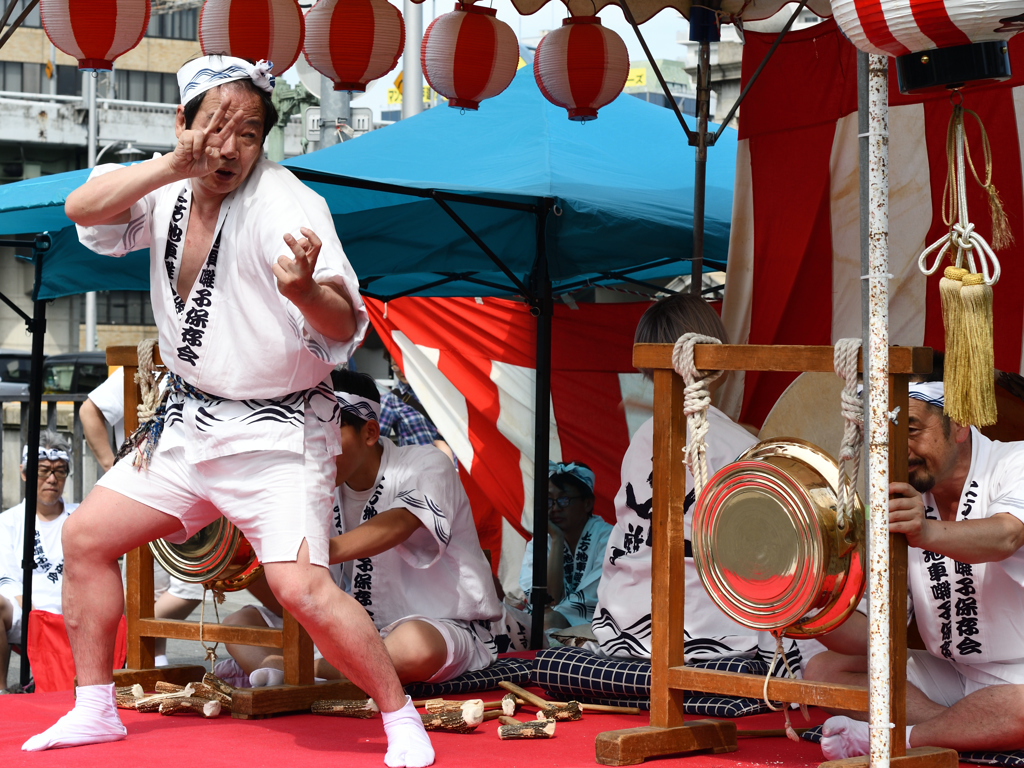 祭囃子に舞うおっちゃん