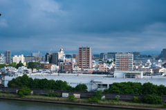 曇り空の下で