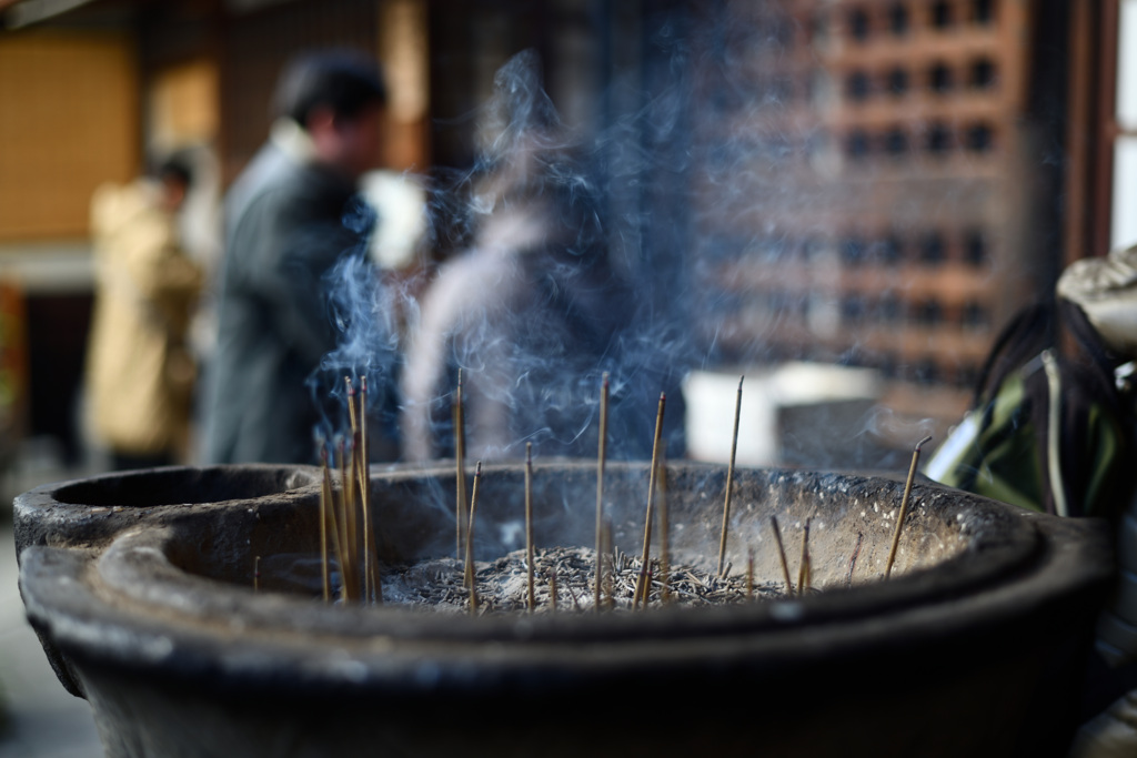めやみ地蔵・・・この線香の煙が目を癒す