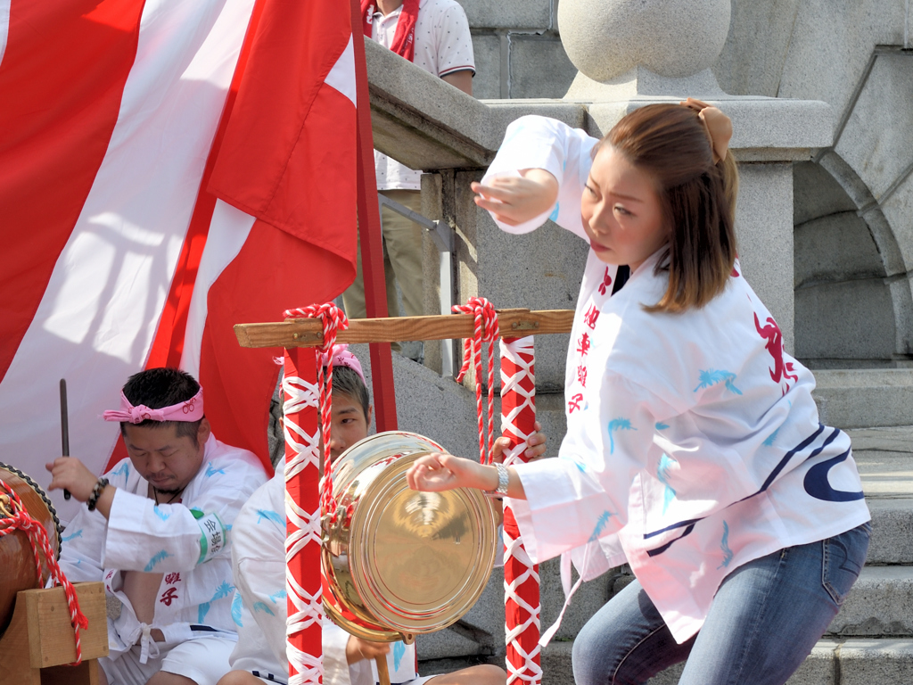 祭囃子に舞う　ねえちゃん