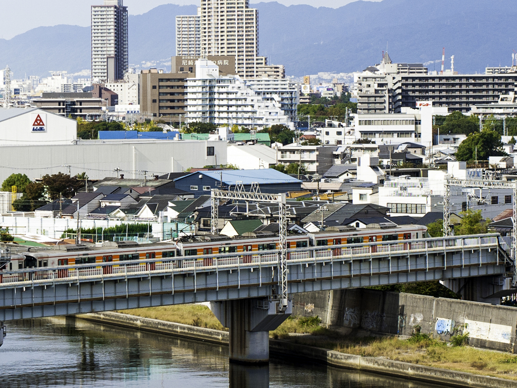 鮮やかな赤、オレンジの快速電車