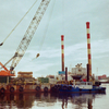 作業船とクレーン