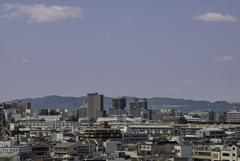 上が先のビル群を。。。