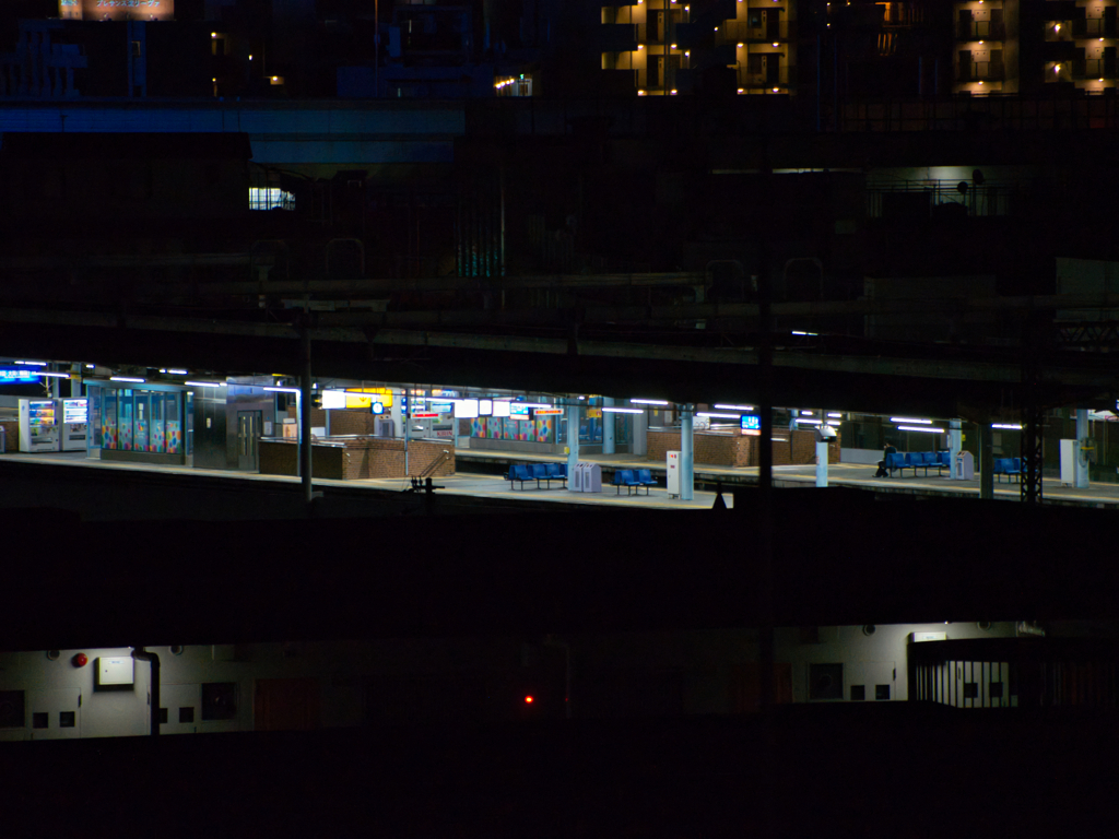 夜のプラットホーム