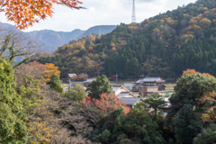 お寺のふもとを望む