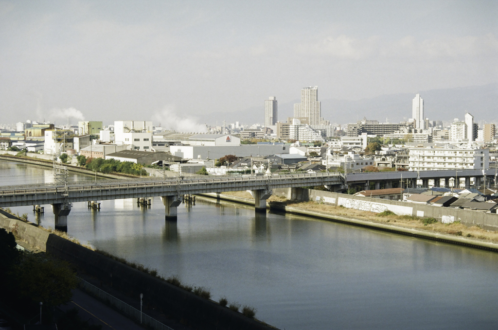 マンションから左門渡川の南勢方面を臨む