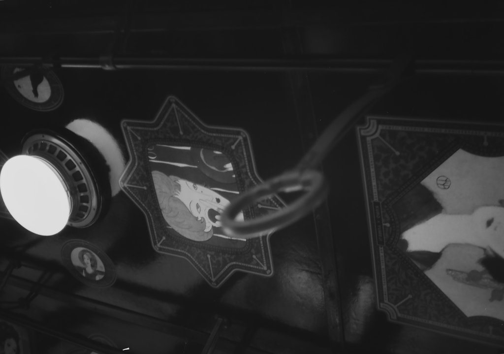 天井にもほら。