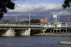 川を横切る駅