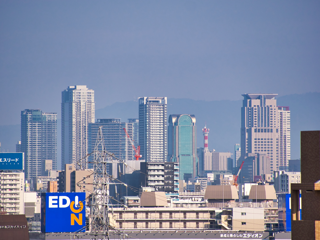 昼の高層ビル群